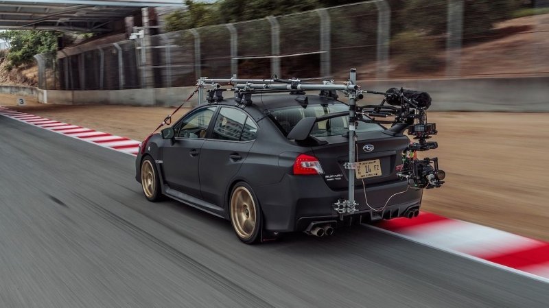 Съемочный Subaru американских журналистов