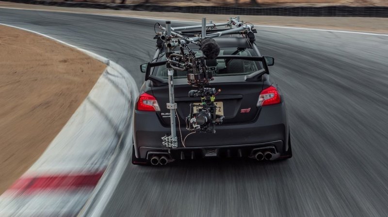 Съемочный Subaru американских журналистов