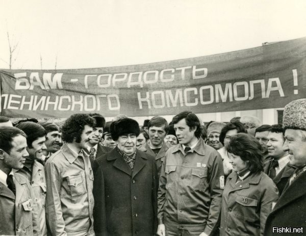 "Слышишь, время гудит – БАМ!
На просторах крутых – БАМ!
И большая тайга покоряется нам!"
